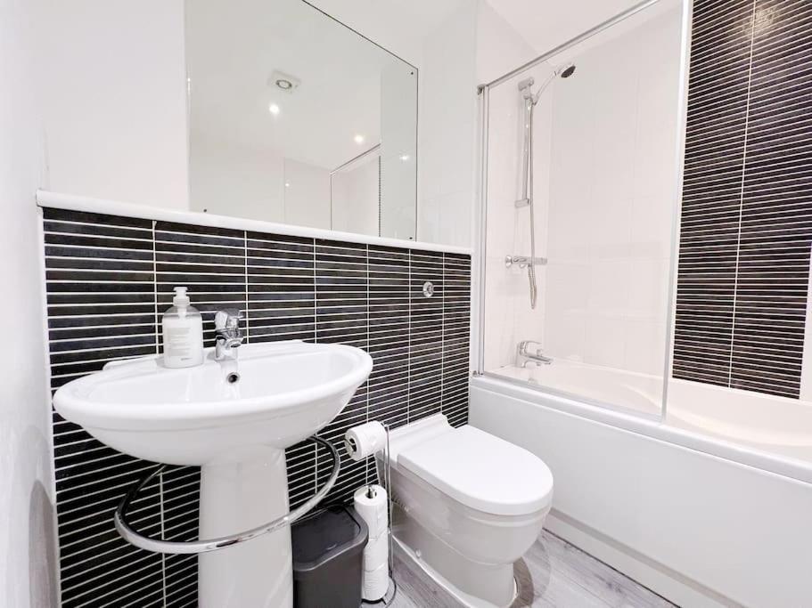 Stylish Seaview One-Bedroom Apt Swansea Ngoại thất bức ảnh