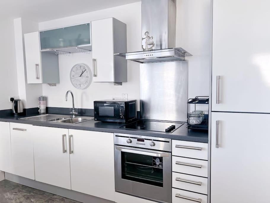 Stylish Seaview One-Bedroom Apt Swansea Ngoại thất bức ảnh